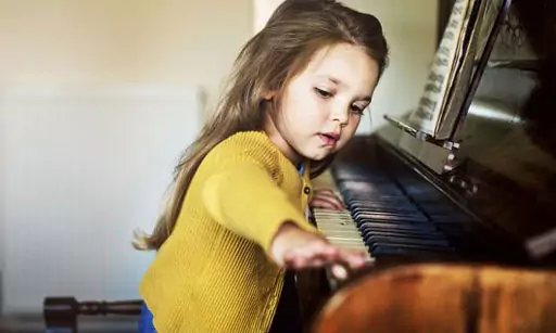 کودک در حال نواختن پیانو