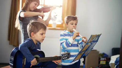کودکان در حال نواختن موسیقی